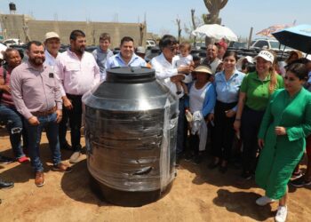 Luego de que el alcalde Oscar Leggs Castro realizara la entrega de tinacos a los habitantes de la colonia Mezquites de Cabo San Lucas el director general de Agua Potable de Los Cabos,  informó que se buscará incluir a la colonia en el presupuesto del año 2024