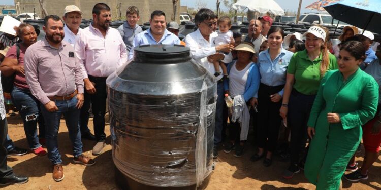 Luego de que el alcalde Oscar Leggs Castro realizara la entrega de tinacos a los habitantes de la colonia Mezquites de Cabo San Lucas el director general de Agua Potable de Los Cabos,  informó que se buscará incluir a la colonia en el presupuesto del año 2024