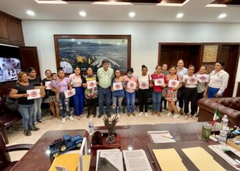 Hacen entrega de apoyos con una inversión superior a los $302 mil pesos para quienes se acercan a la Dirección Municipal de Atención Ciudadana y así lo requieren en los rubro de educación, salud, trasportación, deporte, servicios funerarios, por mencionar algunos.