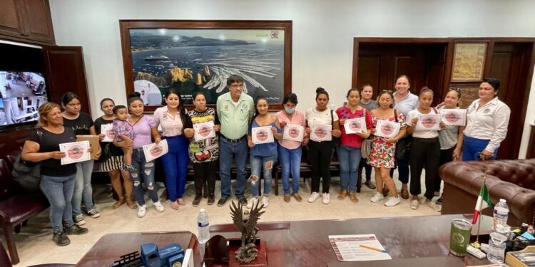Hacen entrega de apoyos con una inversión superior a los $302 mil pesos para quienes se acercan a la Dirección Municipal de Atención Ciudadana y así lo requieren en los rubro de educación, salud, trasportación, deporte, servicios funerarios, por mencionar algunos.
