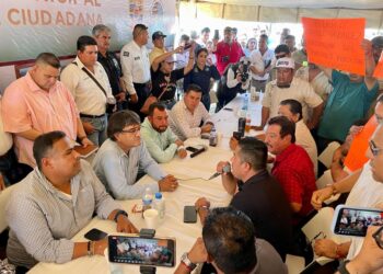 Durante las Audiencias Públicas No.22 de este miércoles 23 de agosto en la colonia Mezquites de Cabo San Lucas, el alcalde Oscar Leggs Castro realizó un receso para reiterar su compromiso de cumplir y hacer cumplir el Reglamento de Transporte