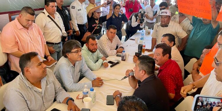 Durante las Audiencias Públicas No.22 de este miércoles 23 de agosto en la colonia Mezquites de Cabo San Lucas, el alcalde Oscar Leggs Castro realizó un receso para reiterar su compromiso de cumplir y hacer cumplir el Reglamento de Transporte