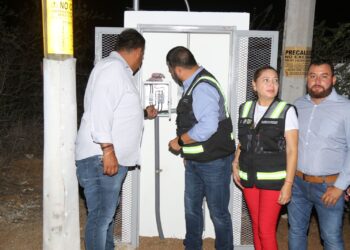 Inicia la operación de 70 luminarias que fueron colocadas en el tramo Cabo San Lucas-Todos Santos a la altura del fraccionamiento Portales, sobre el kilómetro 120.