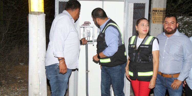 Inicia la operación de 70 luminarias que fueron colocadas en el tramo Cabo San Lucas-Todos Santos a la altura del fraccionamiento Portales, sobre el kilómetro 120.