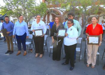 Reanudaron actividades cívicas para hacer entrega de reconocimientos a personal sindicalizado con más de 20 años de servicio en la Dirección Municipal de Catastro.