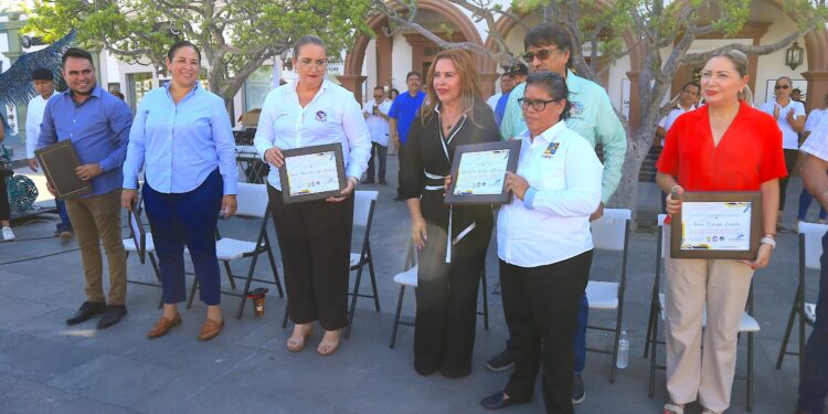 Reanudaron actividades cívicas para hacer entrega de reconocimientos a personal sindicalizado con más de 20 años de servicio en la Dirección Municipal de Catastro.