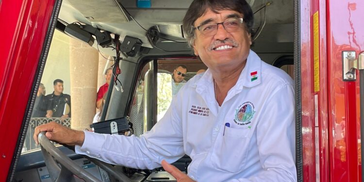 “Homenaje y Compromiso: Alcalde Oscar Leggs Castro Ratifica Apoyo a los Bomberos de Los Cabos en su Día”
