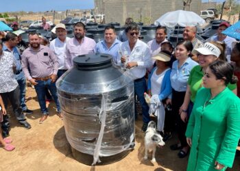 Hace entrega de 50 tinacos, el presidente municipal Oscar Leggs Castro