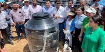 Hace entrega de 50 tinacos, el presidente municipal Oscar Leggs Castro