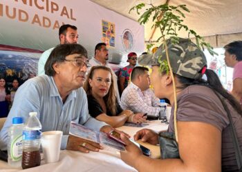 se realizó la 22° Audiencia Pública, en la que estuvo presente la presidenta honoraria del Sistema Municipal DIF Los Cabos Flora Aguilar de Leggs, acompañada del personal del SMDIF Los Cabos, dando atención y solución a las problemáticas que se presentaron; cabe destacar que se otorgó atención directa a 26 personas.