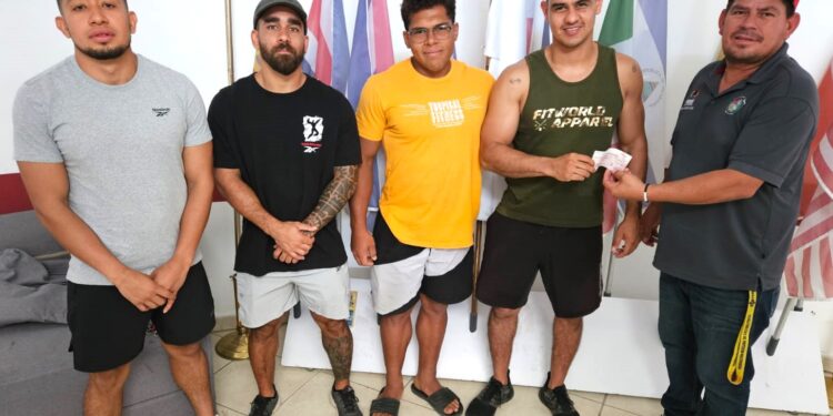 Entrega de apoyos económicos para que atletas asistan a diferentes certámenes que se desarrollarán este próximo mes de agosto.