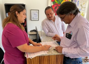 Este lunes el alcalde del XIV Ayuntamiento de Los Cabos, Oscar Leggs Castro acudió a un laboratorio de la cabecera municipal para realizarse un examen toxicológico