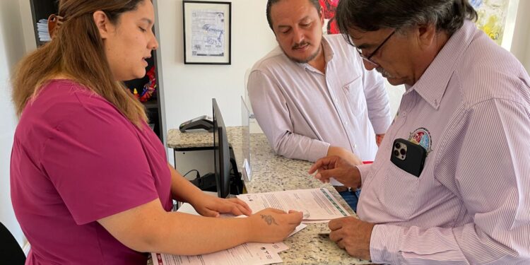 Este lunes el alcalde del XIV Ayuntamiento de Los Cabos, Oscar Leggs Castro acudió a un laboratorio de la cabecera municipal para realizarse un examen toxicológico