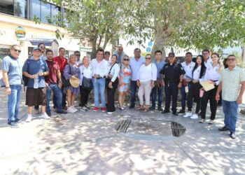 El delegado municipal Raymundo Zamora Ceseña junto con comerciantes de la zona Centro efectuaron un recorrido para hacer un levantamiento general de necesidades y en lo sucesivo programar los trabajos correspondientes para dar mantenimiento a las banquetas, guarniciones, recolección de basura, seguridad pública, limpieza, movilidad y espacios uso común.