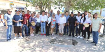 El delegado municipal Raymundo Zamora Ceseña junto con comerciantes de la zona Centro efectuaron un recorrido para hacer un levantamiento general de necesidades y en lo sucesivo programar los trabajos correspondientes para dar mantenimiento a las banquetas, guarniciones, recolección de basura, seguridad pública, limpieza, movilidad y espacios uso común.