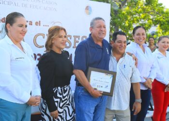 Entrega de reconocimientos por parte de autoridades municipales y del Sindicato de Burócratas a los trabajadores José Ángel Ruíz Castro y Ramón Burgoin Zumaya, por sus 30 y 36 años de servicio en la Administración Pública, respectivamente