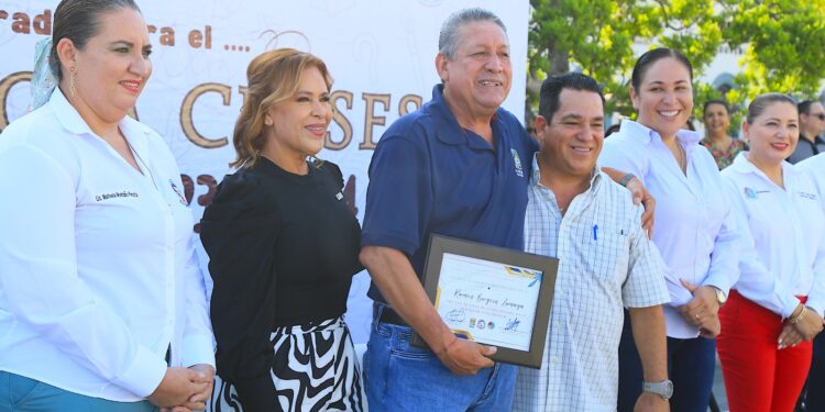 Entrega de reconocimientos por parte de autoridades municipales y del Sindicato de Burócratas a los trabajadores José Ángel Ruíz Castro y Ramón Burgoin Zumaya, por sus 30 y 36 años de servicio en la Administración Pública, respectivamente