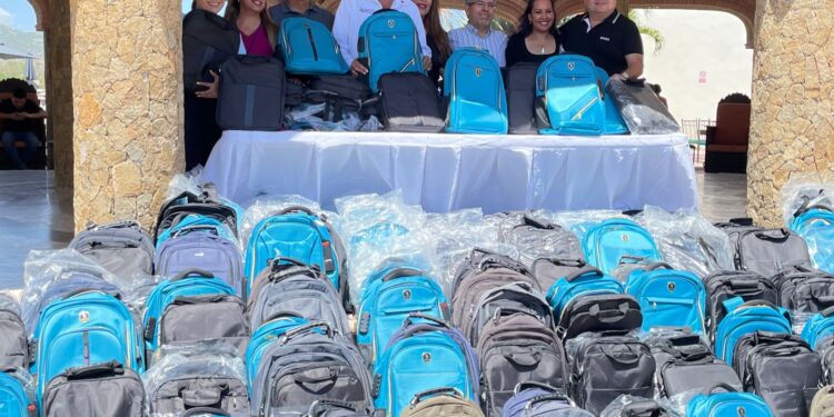 “Generosidad en Acción: Donación de Mochilas y Útiles Escolares Impulsa Inicio del Ciclo Escolar en Los Cabos”