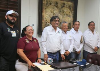 El pasado jueves 10 de agosto el alcalde de Los Cabos Oscar Leggs Castro, sostuvo una reunión con personal del Centro Nacional de Desastres (CENAPRED),así como personal de áreas operativas con la finalidad de fortalecer acciones relativas al monitoreo de la actividad sísmica.