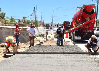 Personal de la Coordinación de Obras Públicas, realizó trabajos de reparación de bacheo en esta vialidad que representa uno de los accesos más importantes que dirigen a la colonia El Caribe en Cabo San Lucas