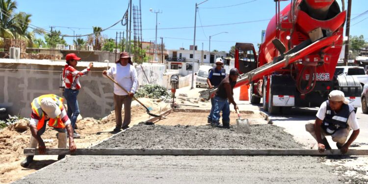 Personal de la Coordinación de Obras Públicas, realizó trabajos de reparación de bacheo en esta vialidad que representa uno de los accesos más importantes que dirigen a la colonia El Caribe en Cabo San Lucas