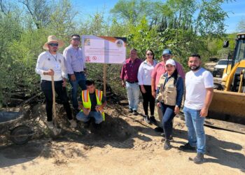 Diversas dependencias del XIV Ayuntamiento de Los Cabos que encabeza el alcalde Oscar Leggs Castro, se dieron a la tarea de trabajar conjuntamente para realizar la limpieza de un tiradero clandestino en la delegación de Miraflores.