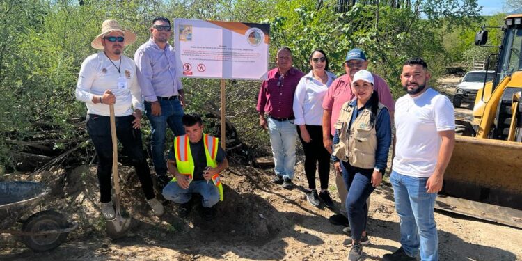 Diversas dependencias del XIV Ayuntamiento de Los Cabos que encabeza el alcalde Oscar Leggs Castro, se dieron a la tarea de trabajar conjuntamente para realizar la limpieza de un tiradero clandestino en la delegación de Miraflores.