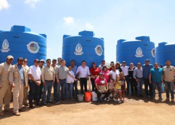 El presidente municipal de Los Cabos, Oscar Leggs Castro y el director general de Agua Potable, Ismael Rodríguez Piña, hicieron entrega de 8 cisternas comunitarias de 10 mil litros