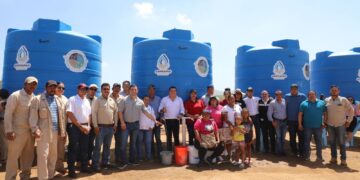 El presidente municipal de Los Cabos, Oscar Leggs Castro y el director general de Agua Potable, Ismael Rodríguez Piña, hicieron entrega de 8 cisternas comunitarias de 10 mil litros