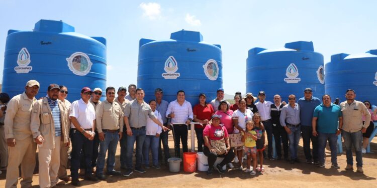 El presidente municipal de Los Cabos, Oscar Leggs Castro y el director general de Agua Potable, Ismael Rodríguez Piña, hicieron entrega de 8 cisternas comunitarias de 10 mil litros