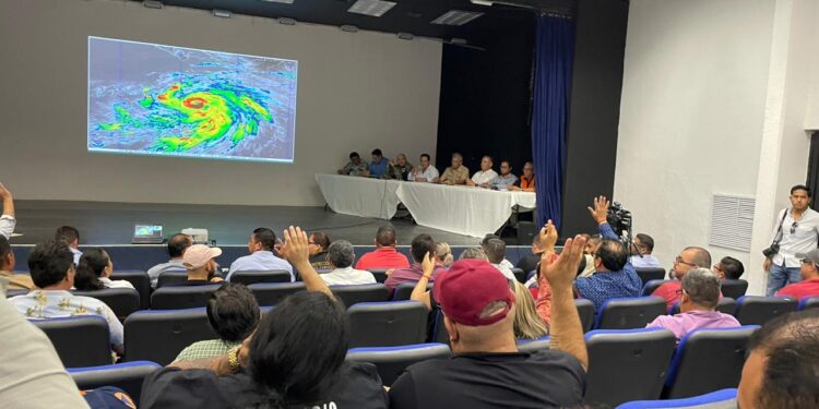 En sesión permanente del Consejo Estatal de Protección Civil  por  la proximidad del huracán “Hillary”