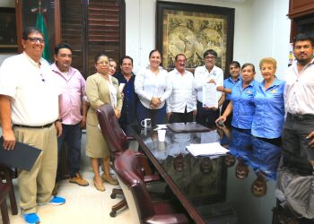 El secretario general municipal, Ariel Castro Cárdenas y la titular de la Contraloría de la XIV Administración, Lorena Berber Holguín, tuvo a bien celebrar la firma de un convenio de donación con representantes del Ejido en San José del Cabo, superficie donde se tiene proyectada la edificación de un polideportivo.