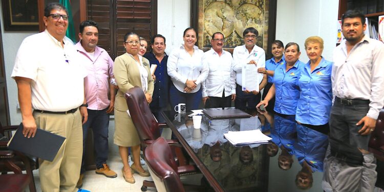 El secretario general municipal, Ariel Castro Cárdenas y la titular de la Contraloría de la XIV Administración, Lorena Berber Holguín, tuvo a bien celebrar la firma de un convenio de donación con representantes del Ejido en San José del Cabo, superficie donde se tiene proyectada la edificación de un polideportivo.