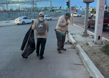 El director general de Servicios Públicos Leonel Leyva Luna, dio a conocer que personal a su cargo continúa realizando trabajos de limpieza en calles de las colonias del municipio