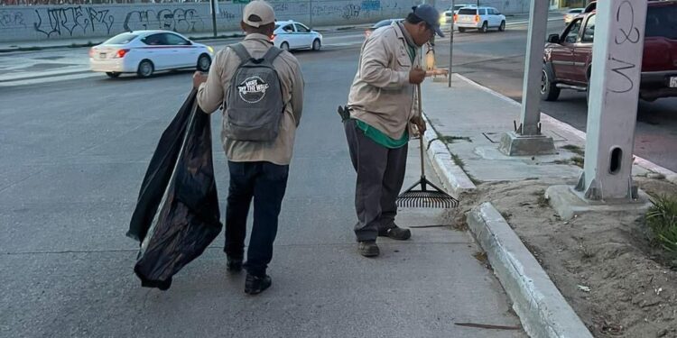 El director general de Servicios Públicos Leonel Leyva Luna, dio a conocer que personal a su cargo continúa realizando trabajos de limpieza en calles de las colonias del municipio