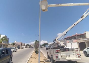 Se encuentran colocando luminarias en las calles del fraccionamiento Monte Real en San José del Cabo.