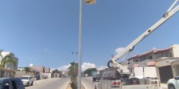 Se encuentran colocando luminarias en las calles del fraccionamiento Monte Real en San José del Cabo.