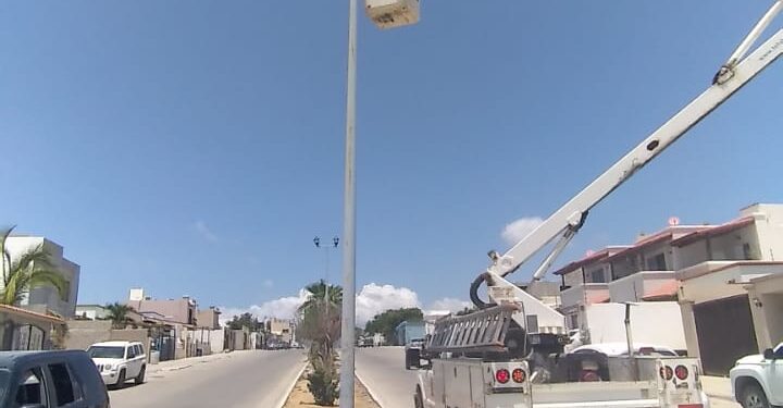 Se encuentran colocando luminarias en las calles del fraccionamiento Monte Real en San José del Cabo.