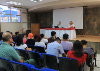 Académico de la Universidad de Texas dicta conferencia en la UABCS sobre género y las ciencias sociales