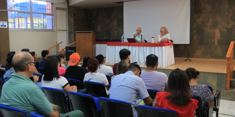 Académico de la Universidad de Texas dicta conferencia en la UABCS sobre género y las ciencias sociales