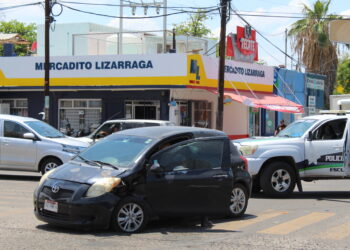 Accidente Automovilístico en La Paz, Baja California Sur: Dos Vehículos Colisionan en Calle Antonio Rosales y Altamirano