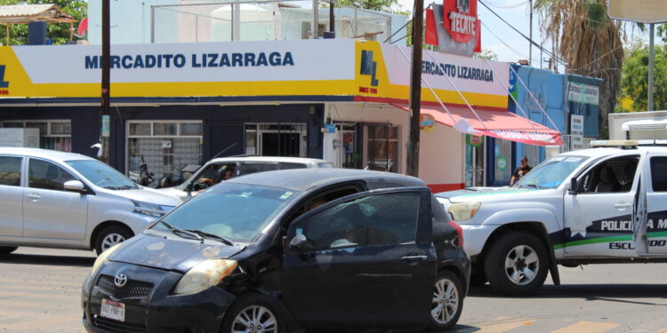 Accidente Automovilístico en La Paz, Baja California Sur: Dos Vehículos Colisionan en Calle Antonio Rosales y Altamirano