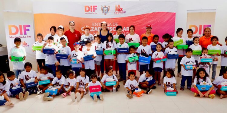 Apoya DIF La Paz con el “Zapatón” a la niñez de la colonia La Pasión
