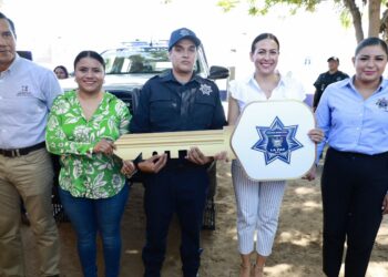 Entrega Ayuntamiento unidad oficial y equipo a la Policía Auxiliar