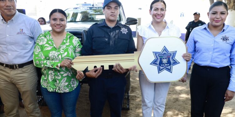 Entrega Ayuntamiento unidad oficial y equipo a la Policía Auxiliar