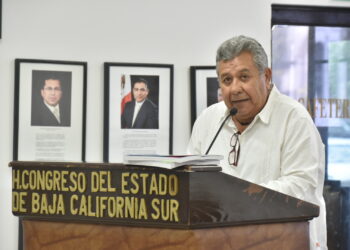 Los libros de texto, contienen las aportaciones de 32 secretarios de educación de las entidades federativas, incluyendo gobiernos panistas: Diputado José María Avilés Castro