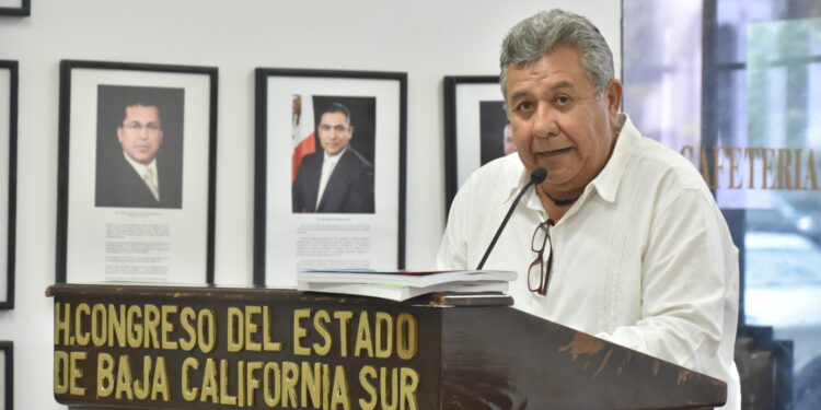 Los libros de texto, contienen las aportaciones de 32 secretarios de educación de las entidades federativas, incluyendo gobiernos panistas: Diputado José María Avilés Castro