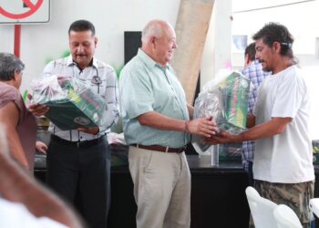 Entrega VCC uniformes a trabajadores de mantenimiento del Gobierno del Estado