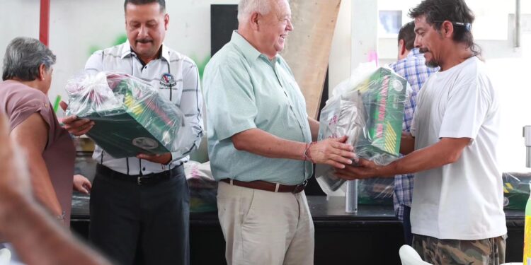 Entrega VCC uniformes a trabajadores de mantenimiento del Gobierno del Estado