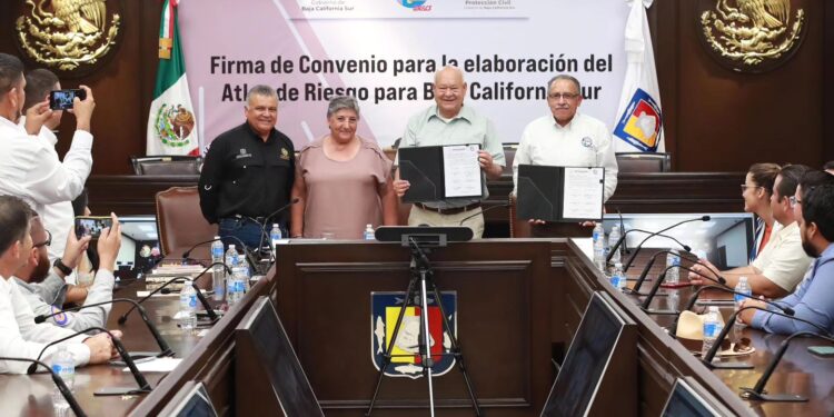 ENCABEZA VICTOR CASTRO COSÍO FIRMA DE CONVENIO PARA LA ELABORACIÓN DE ATLAS DE RIESGO DE BCS